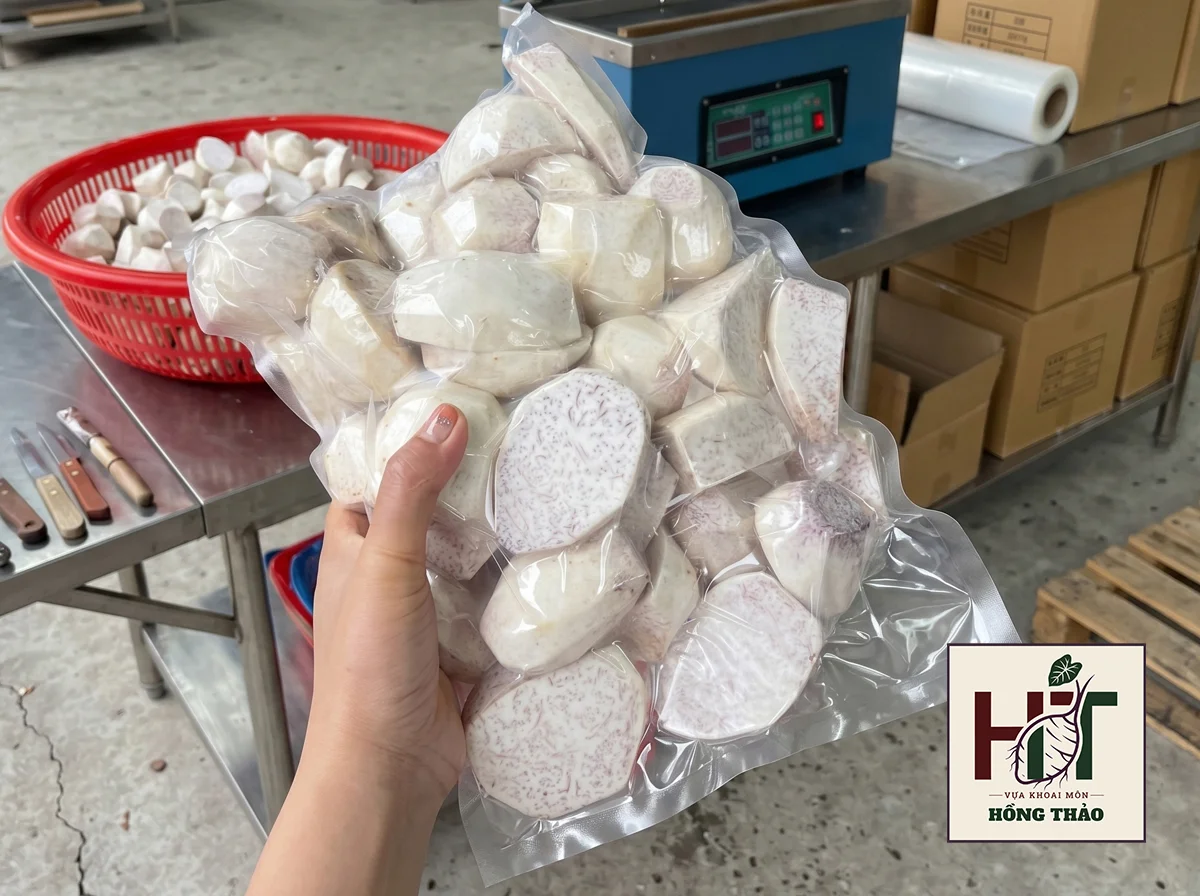 Đóng gói khoai môn chỉ tím hút chân không tối ưu không gian logistics xuất khẩu.