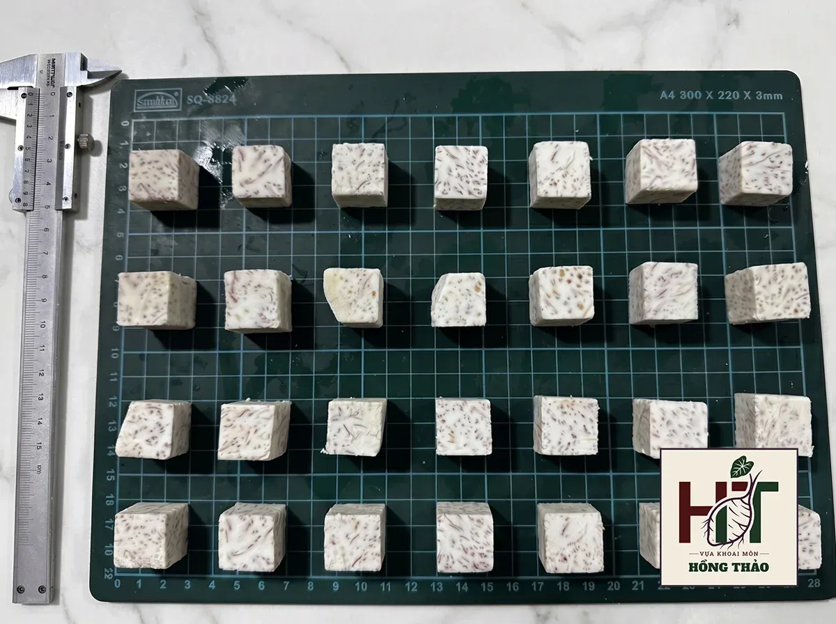 Khoai môn chỉ tím cắt hạt lựu đồng đều đo bằng thước kẹp cho dây chuyền IQF.