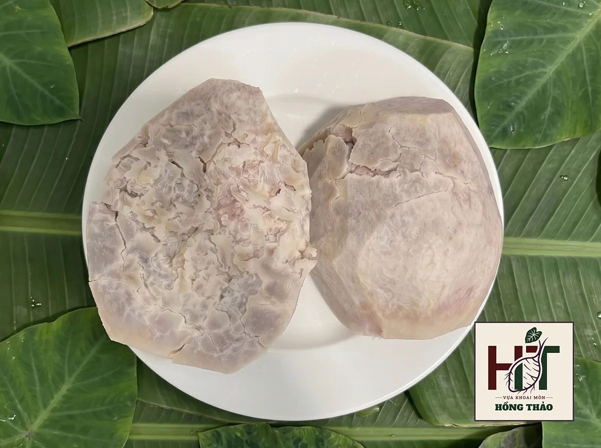 Khoai môn chỉ tím hấp chín bung nở xốp bở, minh chứng nguyên liệu cấp đông đạt chuẩn.