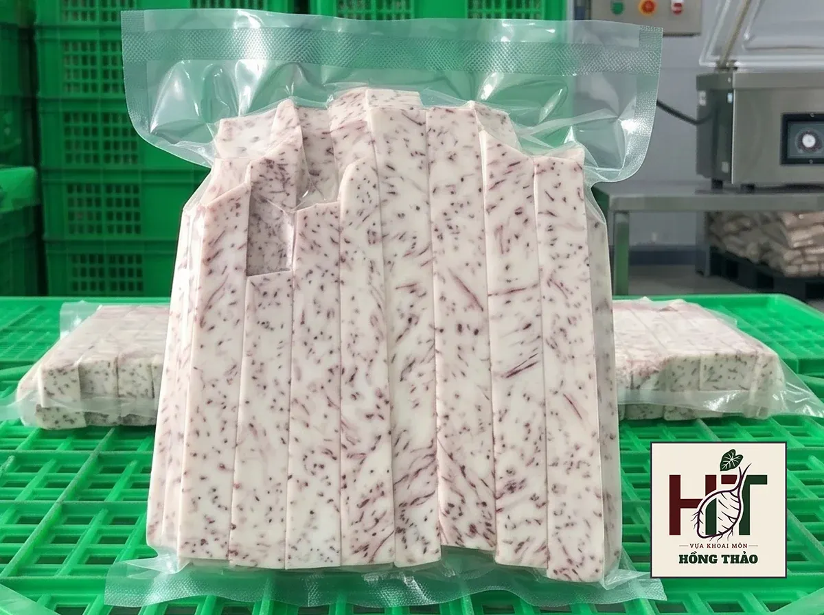 Túi PA/PE đóng gói khoai môn chỉ tím cắt sợi chuẩn size tại xưởng chế biến nông sản.
