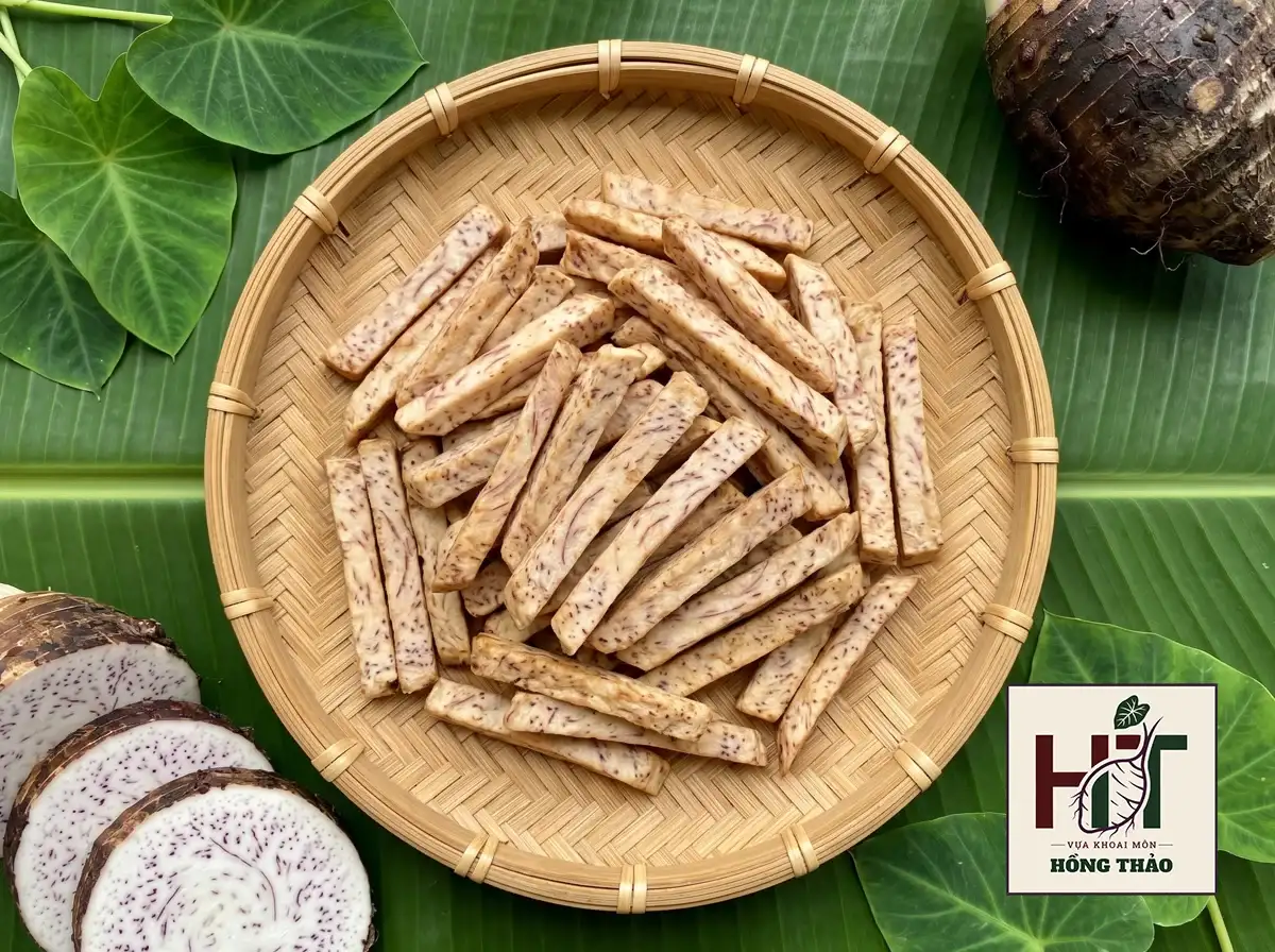 Mẹt tre đựng khoai môn sấy dạng sợi que vuông vức, giữ nguyên vân chỉ tím đặc trưng.