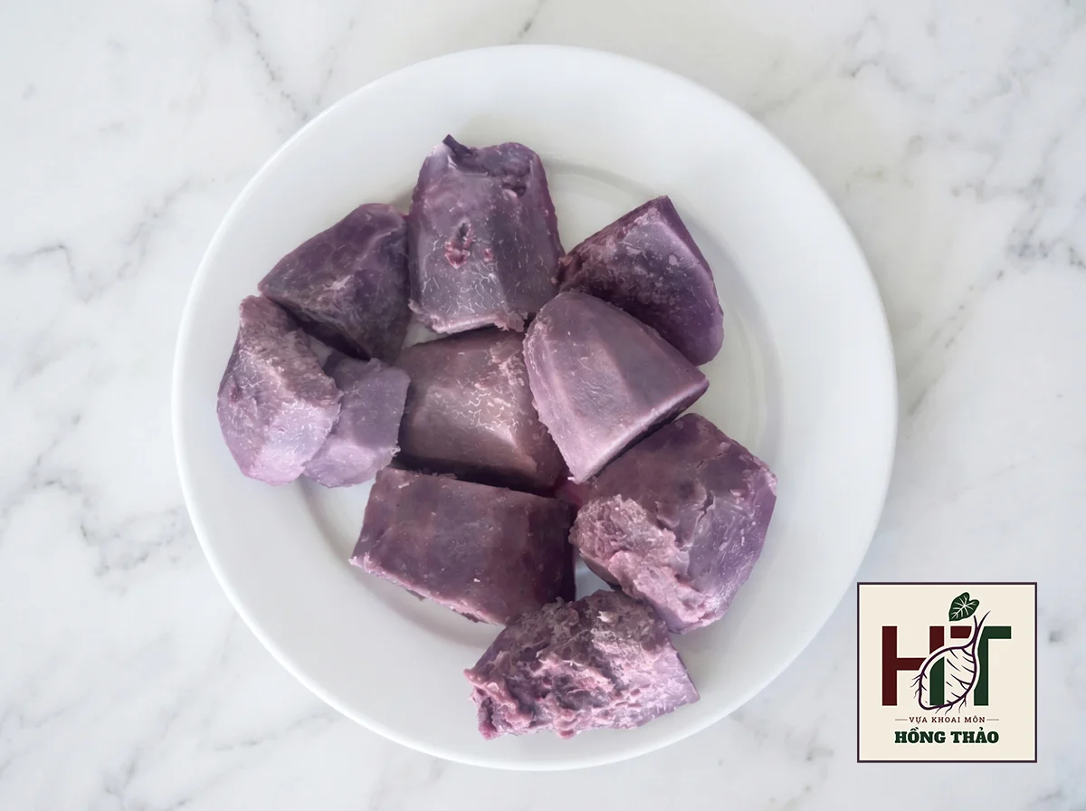 Củ khoai môn tím sau khi hấp chín vẫn giữ trọn sắc tím anthocyanin, phù hợp làm snack healthy.