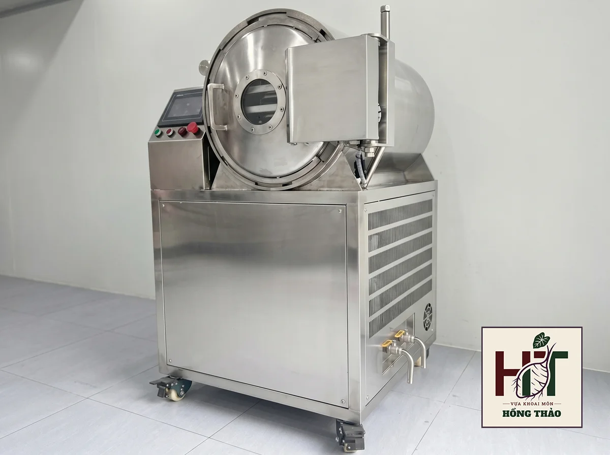 Buồng máy sấy nhiệt đối lưu tuần hoàn gió nóng giúp khoai môn sấy khô đều và giữ màu đẹp.