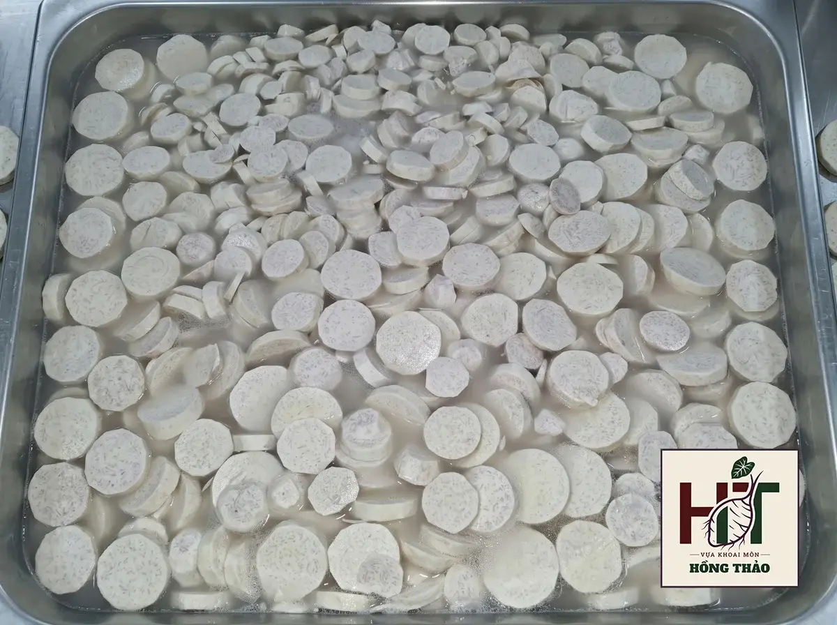 Khay dung dịch ngâm khoai môn thái lát giúp khử sạch mủ nhựa và ức chế oxy hóa.