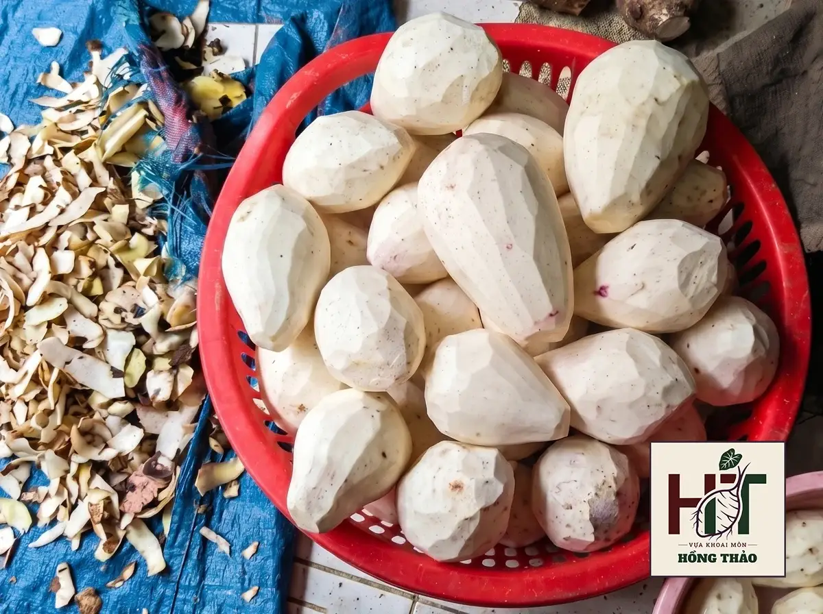 Rổ khoai môn chỉ tím gọt vỏ sạch sẽ trong khâu sơ chế giúp giảm hao hụt nguyên liệu.