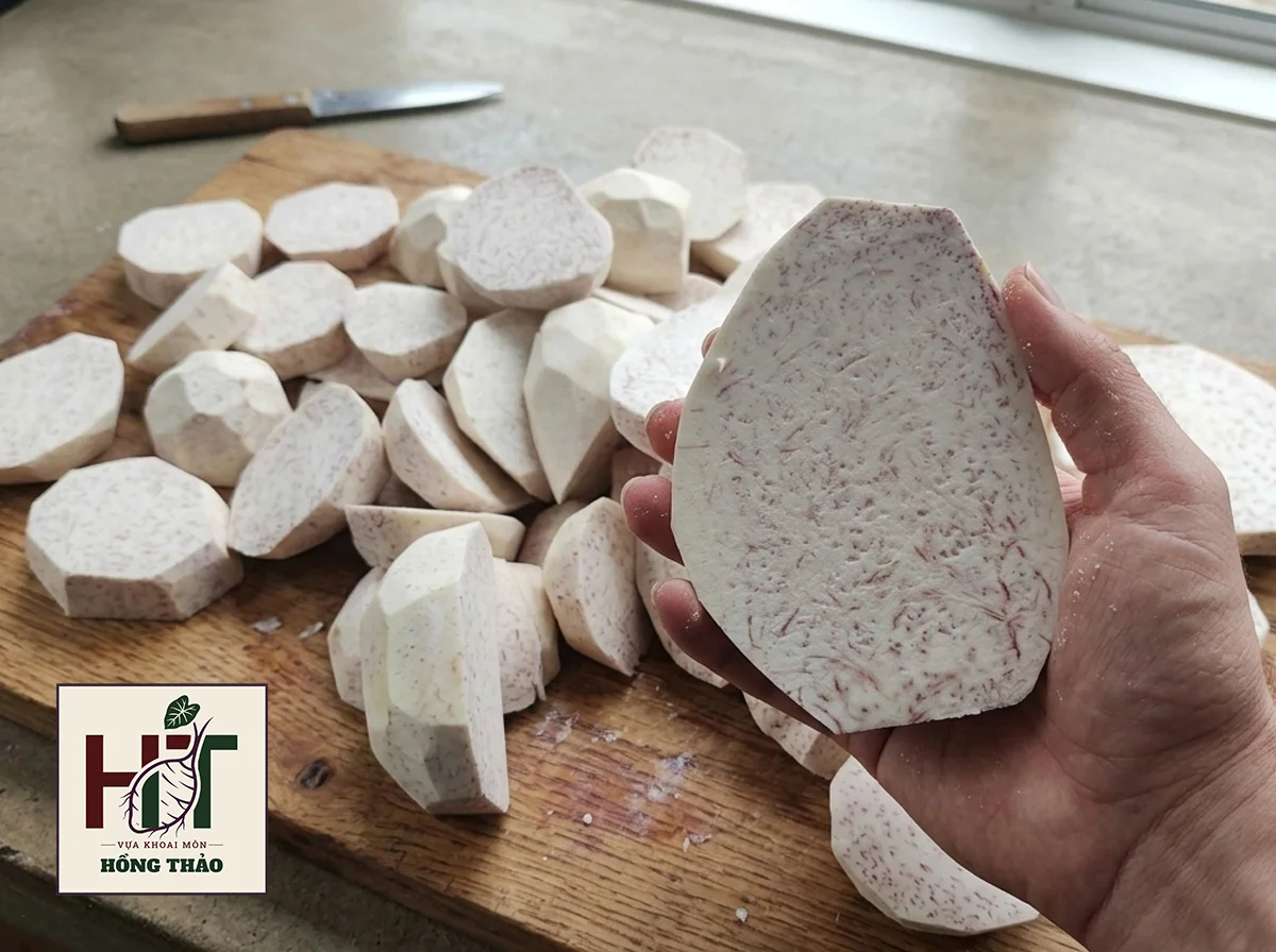 Cận cảnh lát cắt khoai môn củ trung đã gọt vỏ, lộ rõ ruột trắng vân tím sáp dẻo.