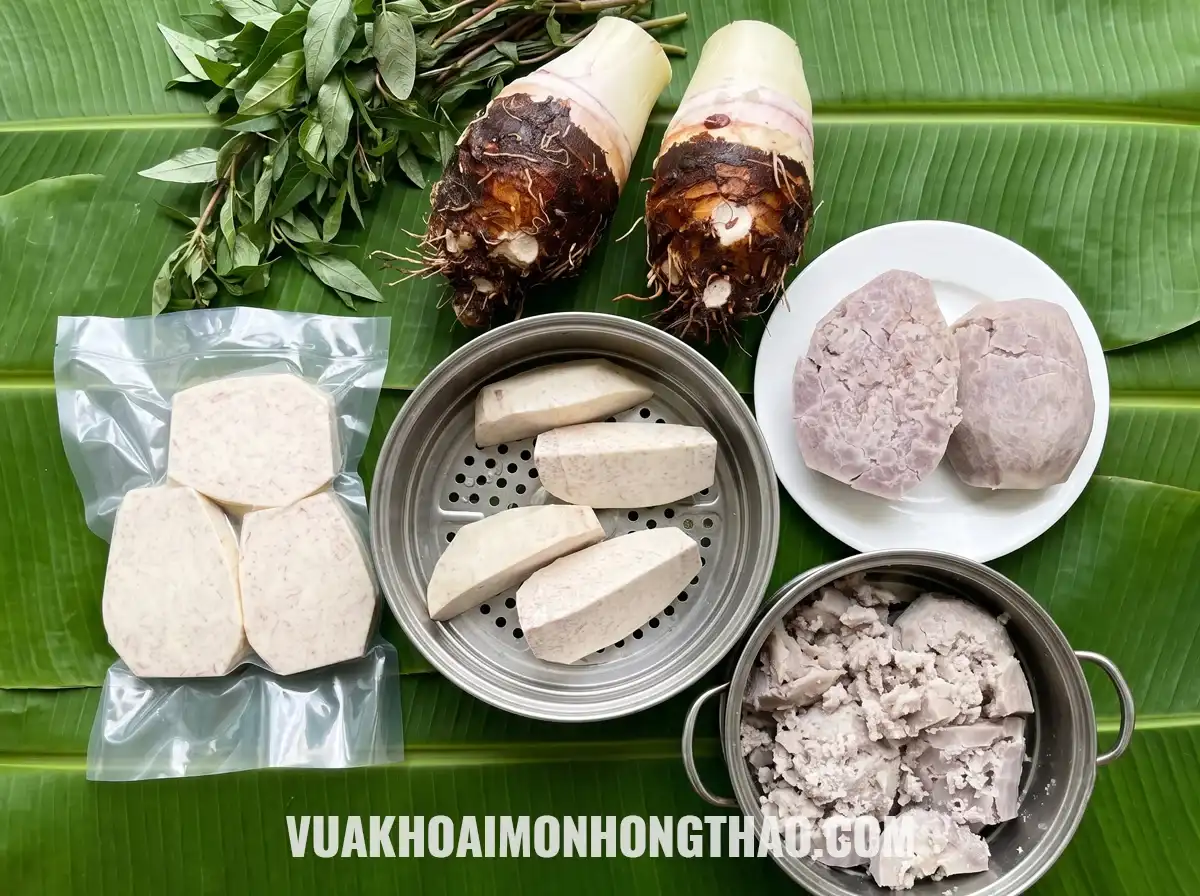 Hình ảnh kiểm tra độ bở khoai môn chỉ tím Đồng Tháp: từ củ thô, sơ chế hút chân không đến hấp chín bung bột nhằm loại trừ hàng sượng.